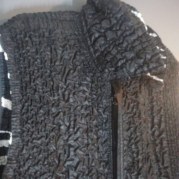 Puffy Crinkle Women's Reversible Black & White Vest Pleated in Front Stretchy - Picture 4 of 7